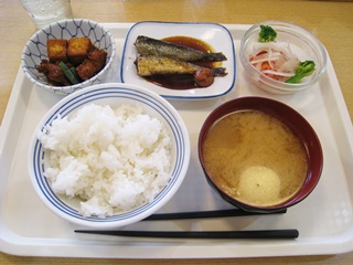 いわしの梅煮・根菜ちぎり揚げと厚揚げ・冷やしトマトサラダ・ごはん・味噌汁