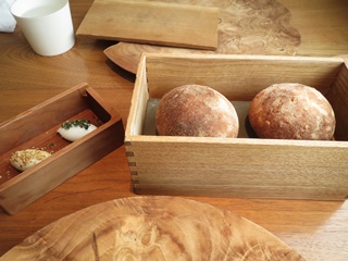 木箱に入ったパン