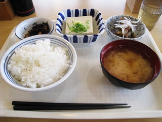 さんま南蛮漬・冷奴・ひじきの煮物・ごはん・味噌汁