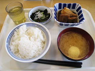 赤魚と野菜の炊合せ・わかめ酢・ごはん・味噌汁