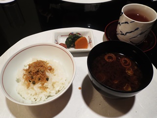 【食事】　ちりめん山椒御飯、香の物、赤出汁