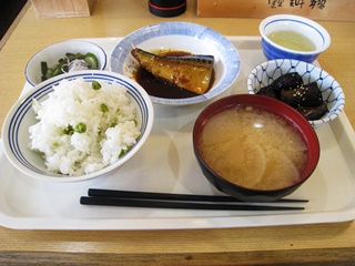 さばの煮つけ・なす揚げびたし・わかめ酢・豆ごはん・みそ汁