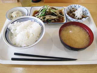 ニラレバ炒め・わかさぎ南蛮漬け・菜の花の白和え・ごはん・みそ汁