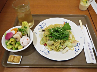 上海風塩焼きそば＋海老とアボカドのサラダ