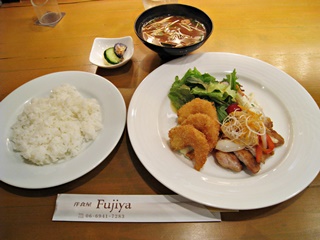 本日のランチ(エビフライ・国産豚ロースの生姜焼き)