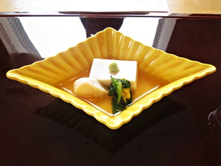 先付：　胡麻豆腐　帆立貝酒煎り　菊花菊菜浸し　美味出汁