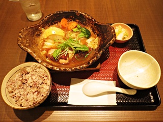 たっぷり野菜とチキンの玉ねぎ鍋定食