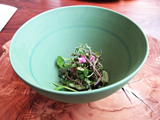 鯛(明石産)と野草　蕗の薹のソース