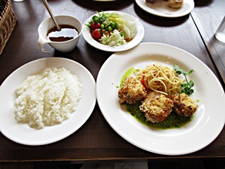 日替りランチ(チキングリルパン粉焼 香草ソース)＋サラダバー