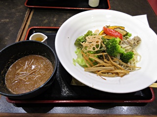 越前ゆず風味 舞茸と彩り野菜のごまだれつけそば