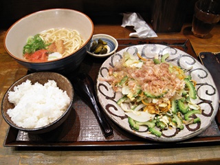 ゴーヤチャンプルと沖縄そば定食