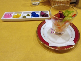 添え物(左より桜漬け・コーンピクルス・コルニッション・小玉葱・しば漬け)・サラダ