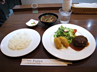 本日のランチ(三重産カキフライ・ハンバーグ)