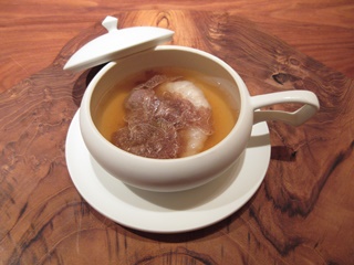 白トリュフ(イタリア ビエモンテ産) 熊肉 コンソメスープ