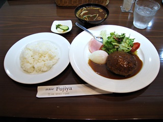 本日のランチ(ハンバーグ ロースハム 温度玉子添え)