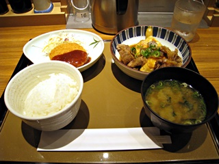 肉豆腐とメンチかつの定食