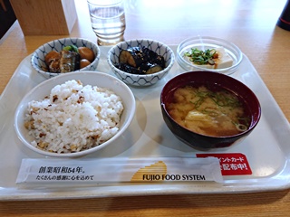 さんまと小芋の旨煮・なす揚げびたし・冷奴・五穀ごはん・みそ汁