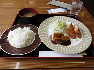 本日のサービス定食(チーズハンバーグ・魚フライ)