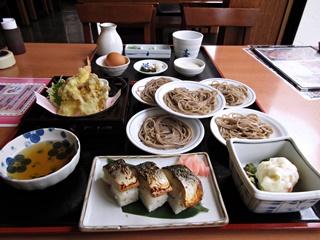 天ぷら皿そばと焼き鯖寿し