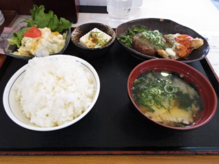 ハンバーグと鰆のタルタル・冷奴・北海道じゃがサラダ・中ごはん・筍わかめの味噌汁