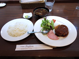 本日のランチ(ミンチカツ　温度玉子とロースハム添え)