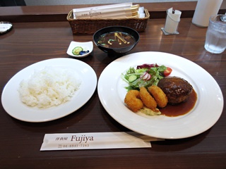 本日のランチ(エビフライ・ハンバーグ)