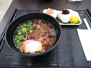 ぼっかけうどん・おにぎりセット