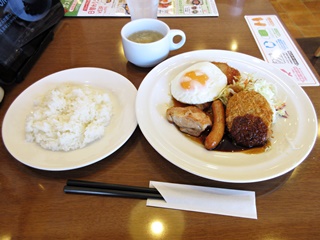 ミックスランチ(チキングリル・かぼちゃコロッケ・ソーセージ・目玉焼き・から好しから揚げ)