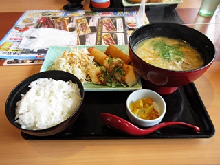 日替り定食(鶏天ねぎポン酢・パリパリ春巻・具だくさん豚汁)