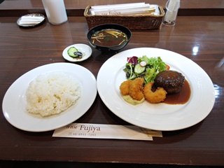 本日のランチ(エビフライ・ハンバーグ)