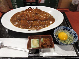 名物カツカレー＋生玉子