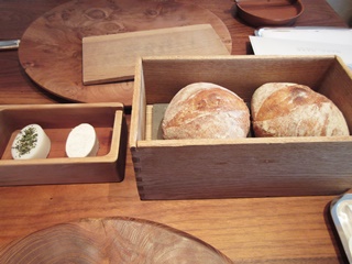 木箱に入ったパン