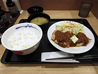 国産雪国育ち厚切りトンテキ定食シャリアピンソース