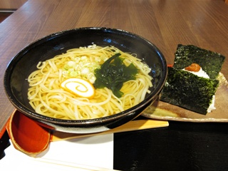 かけうどん＋氷見稲積梅のおにぎり