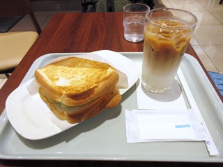 モーニング・セットＡ(ハムタマゴサラダサンド・アイスカフェラテ)