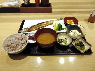 国産さんまの塩焼と大根おろし定食