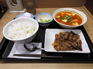 牛豆腐キムチチゲ牛カルビ焼肉定食