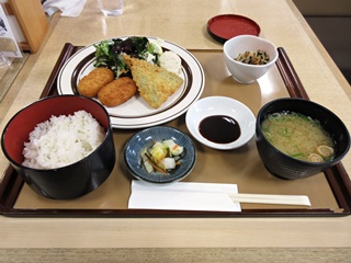 カニクリームコロッケとアジフライ定食"