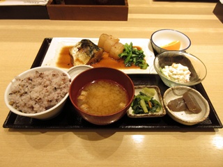 名物 お母さんの煮鯖とやわらか大根煮の定食