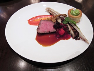 牛サーロインのロースト、シードルソース 赤ピーマンとオレンジのソース