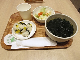 チュモッパとワカメスープ