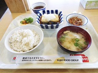 豆腐と茄子の揚げ煮・冷奴・きんぴら・麦ごはん・みそ汁