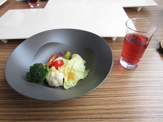 林檎ジュースと柘榴黒酢の健康ドリンク・サラダ