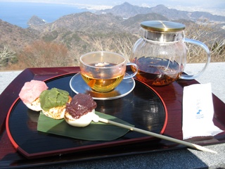さくら和紅茶と三色餡の焼き団子セット