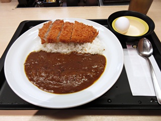濃厚コク旨ロースかつカレー・生玉子