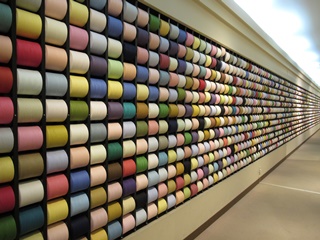 タオル美術館・チーズ巻糸の壁