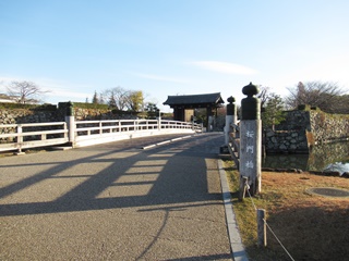 桜門橋と大手門