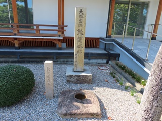 敦賀城跡碑と敦賀城礎石