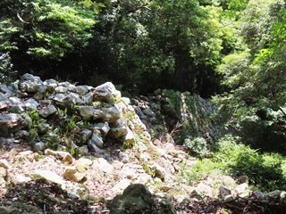 山頂近くの石塁