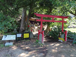 山上ノ丸への登山口(中坂稲荷神社鳥居)